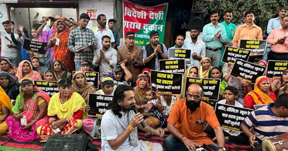 MP: Hindus recite Hanuman Chalisa, Muslims hold Iftar in protest against liquor shop